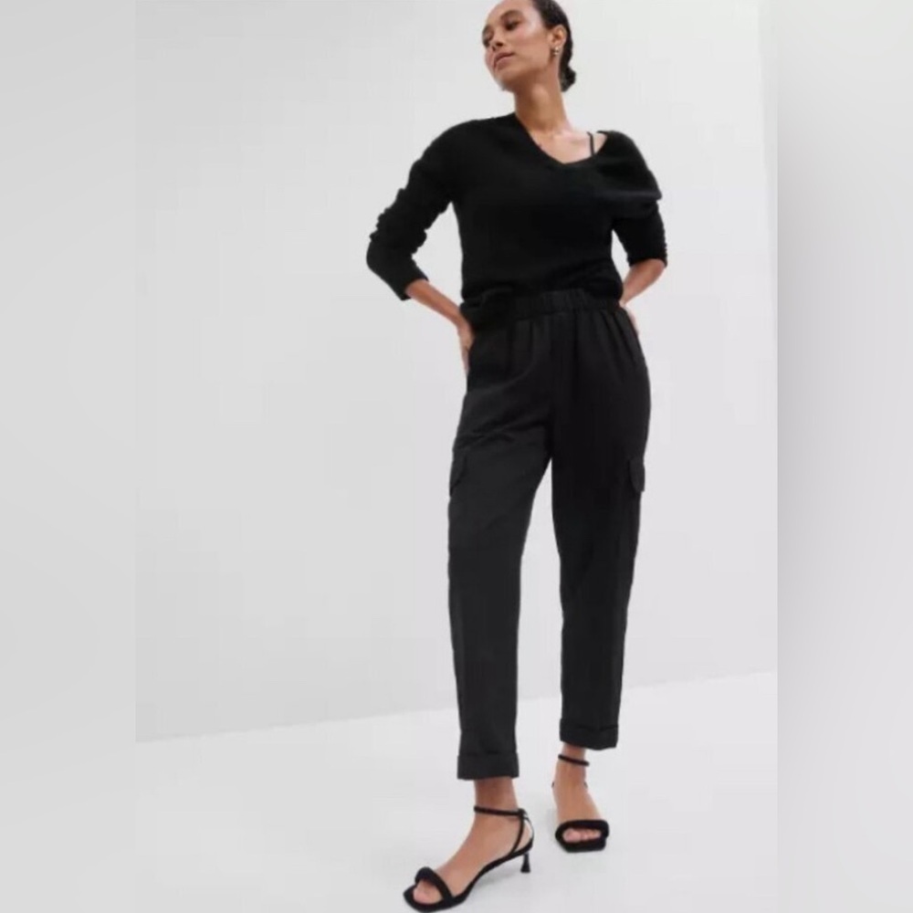 NWT! GAP Black Mid Rise Twill Pull-On Cargo Pants - Multiple Sizes 🩷